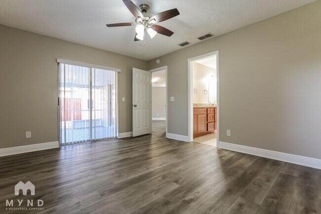 Foto del edificio - 6015 Crickethollow Dr