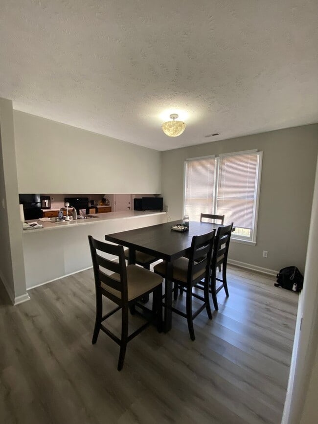 Building Photo - Like new home for rent