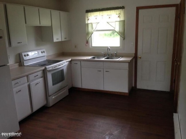 Building Photo - 2 br, 1 bath  - 62687 Red Arrow Hwy Apt 8