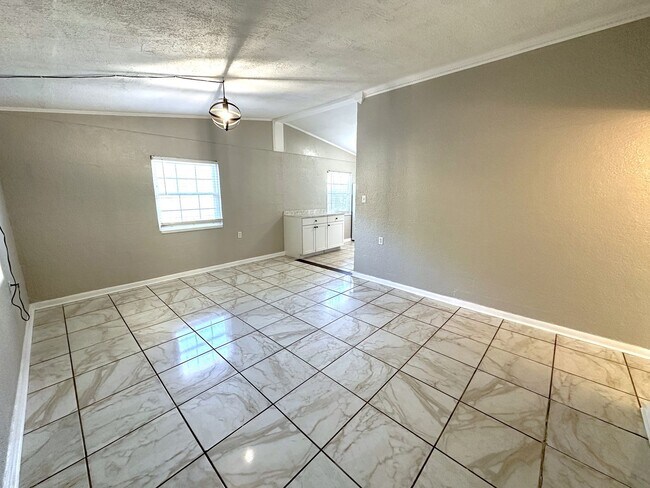 Building Photo - Renovated 3/1 House w/ Tile Floors Throughout, New Kitchen, New Paint, Huge Fenced Yard, Washer/D...