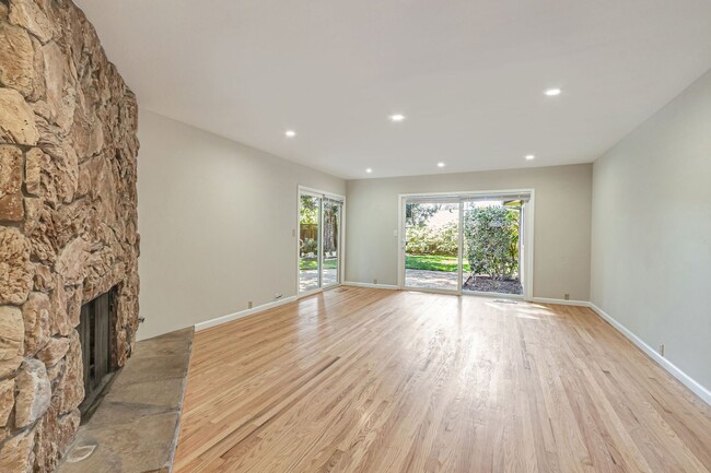 Foto del edificio - Beautiful Remodeled 5-Bedroom Los Altos Home