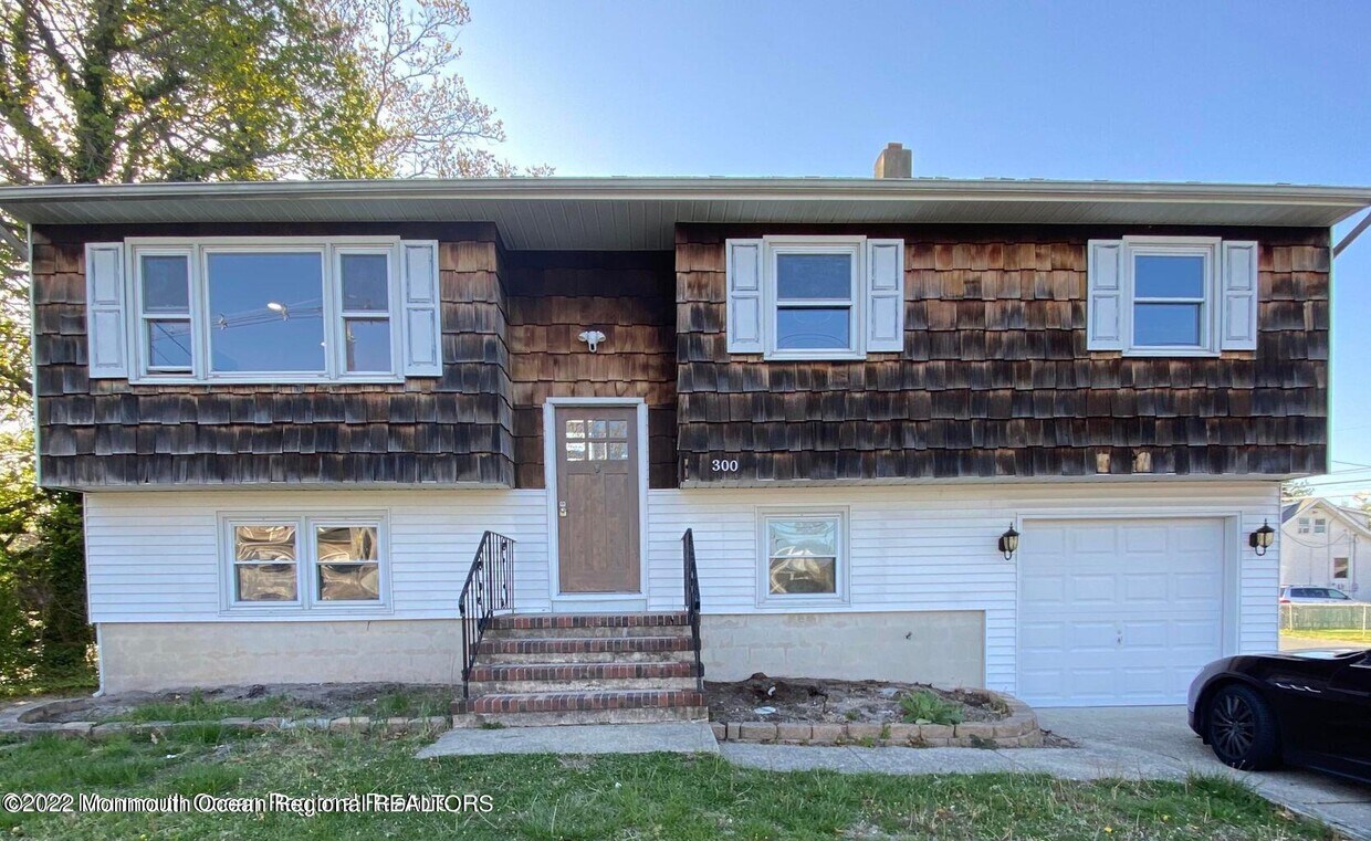 Primary Photo - 300 Beachwood Blvd