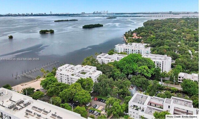 Foto del edificio - 680 NE 64th St