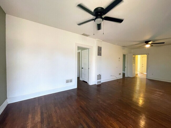 Foto del edificio - Charming 2BR/1BA Corner Lot Home with Shop & Fenced Yards