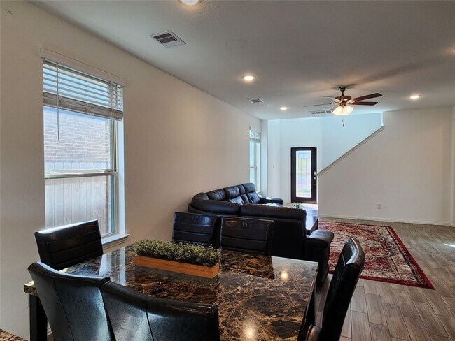 Building Photo - 31322 Whitfield Ct
