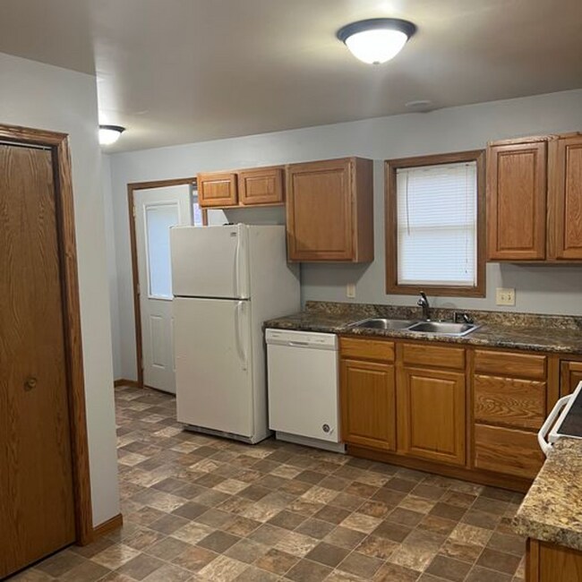 Building Photo - 2 Bedroom 1 Bathroom Home