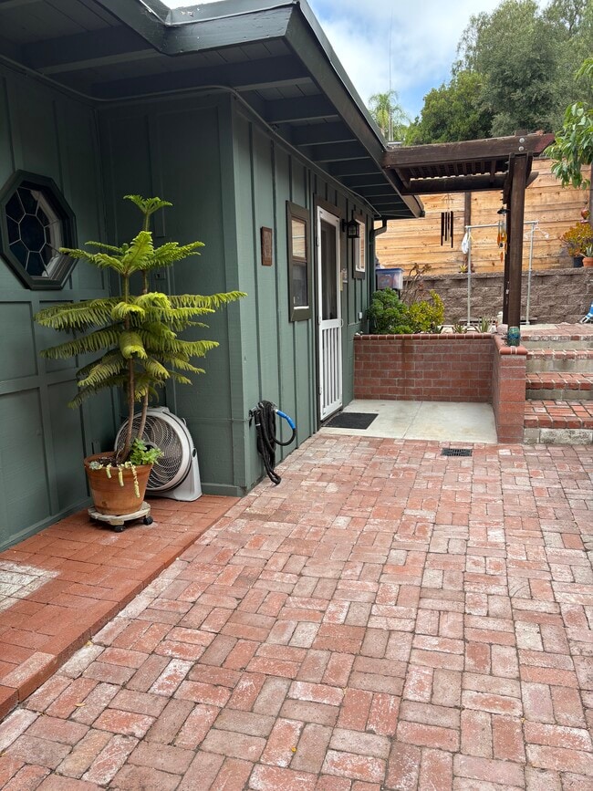 Foto del edificio - 2182 Foothill Dr