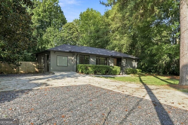 Foto del edificio - 5012 Tilly Mill Rd