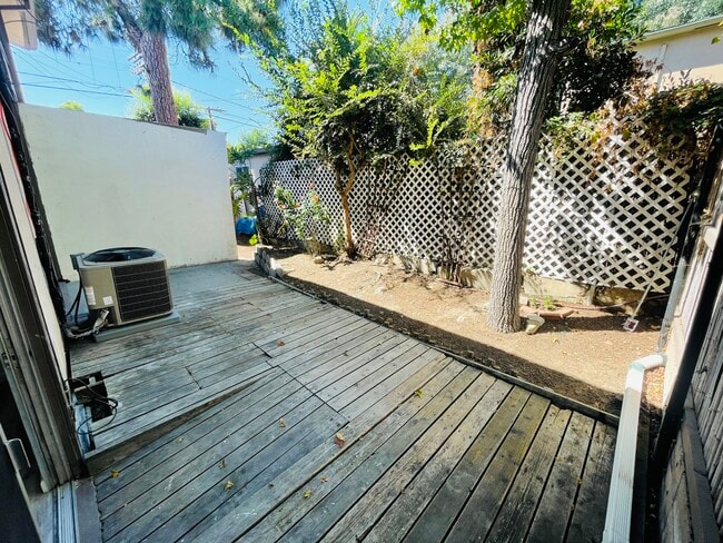 Building Photo - 2000 Ivar Ave