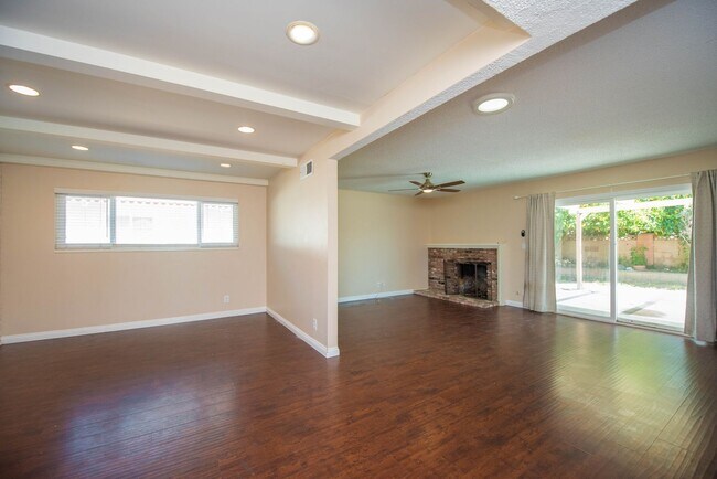 Foto del edificio - Single Family Stunner!