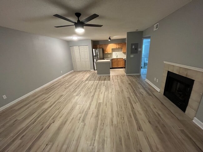 Building Photo - 415 Lakepointe Dr
