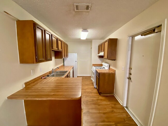 Building Photo - Cozy Single Story 3 Bedroom 2 Bath off Judson