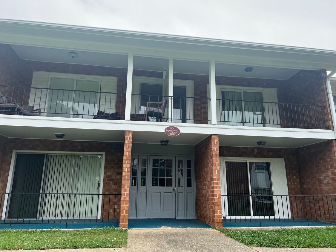 2817 N O'Henry Blvd, Greensboro, NC 27405 Condo for Rent in