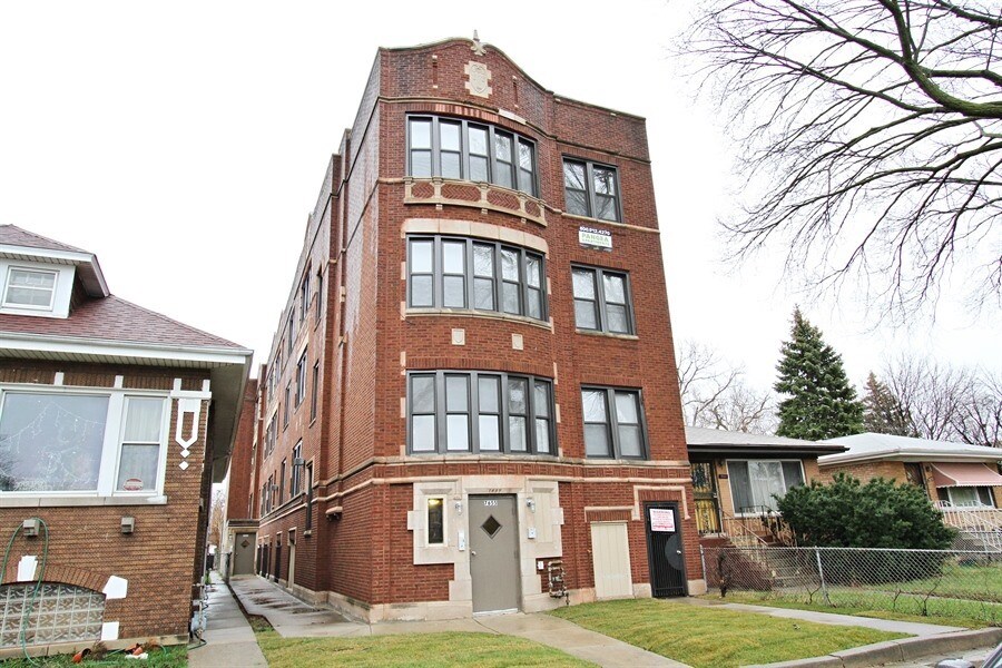 Foto principal - 7651 - 7653 S Loomis Blvd