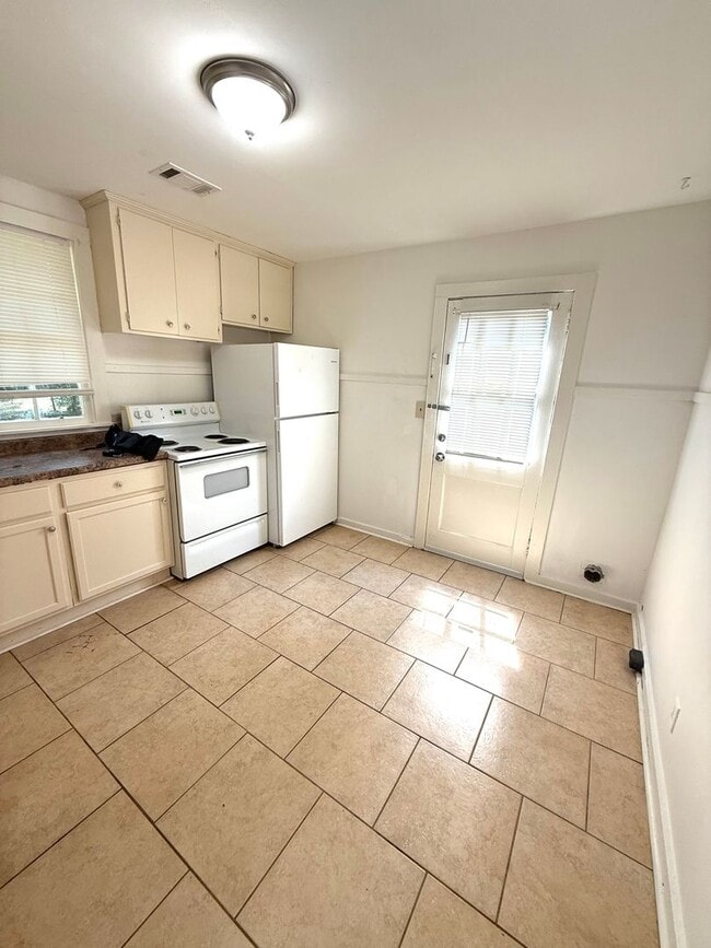 Building Photo - ** 2 bed 1 bath located in Capitol Hights ...
