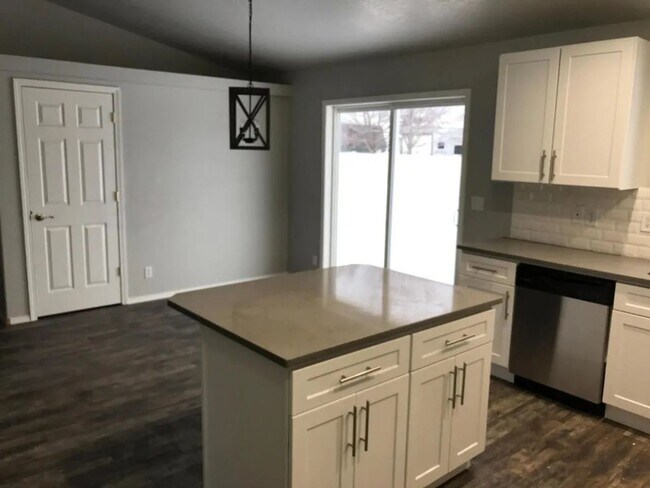 Building Photo - For Rent: 3 Bedroom Single-Level Home in W...