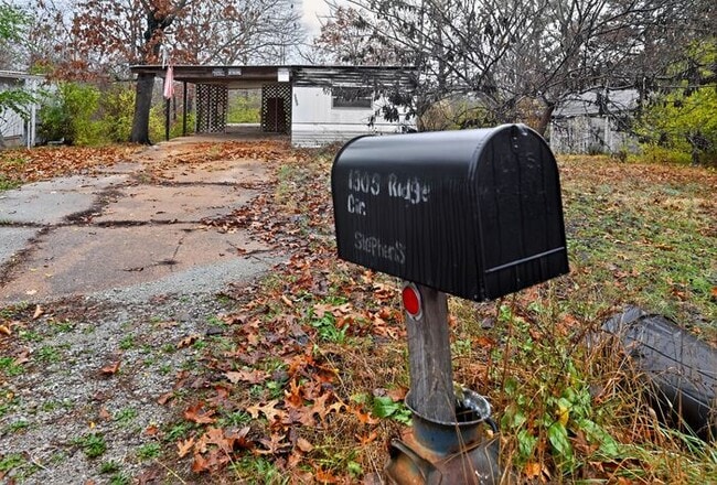 Building Photo - 1305 Ridge Cir