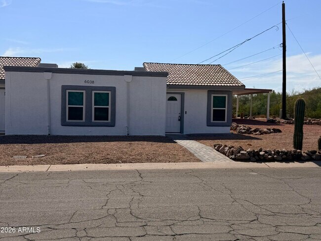Foto del edificio - 6038 S Alameda Rd