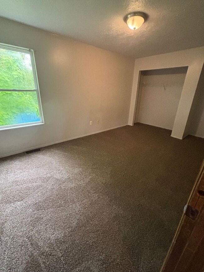 Building Photo - 3bd Single Section 8/Cash Pay