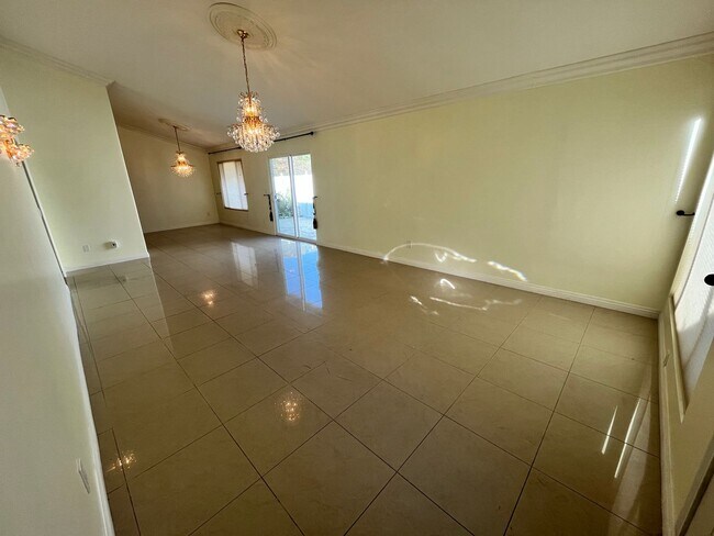 Building Photo - One story home 3 bedrooms, 2 baths