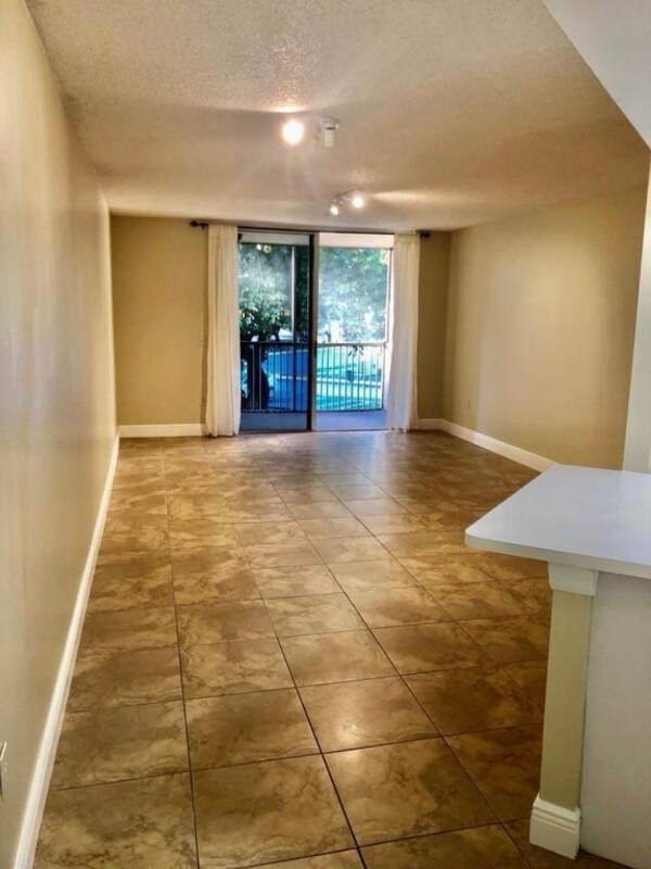 Foto del edificio - 8343 Lake Dr