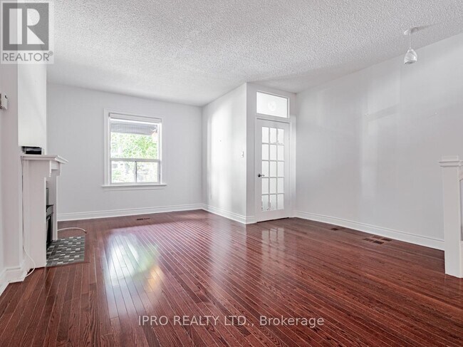 Building Photo - 104 Dearbourne Ave