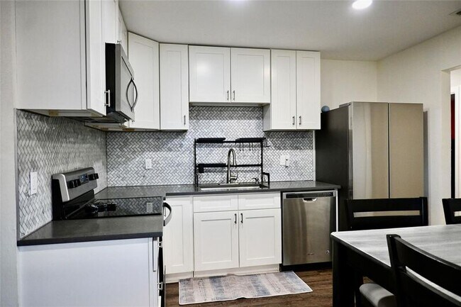 Building Photo - 2223 Ridgedale Dr