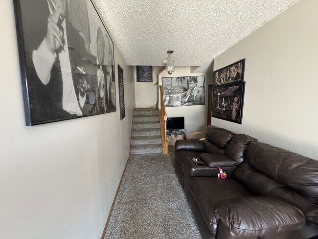 Foto del edificio - High Ceilings Townhouse Retreat: Spacious 2-Bed, 2-Bath Gem in Woodbury!