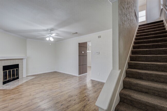 Building Photo - 910 Cedar Terrace