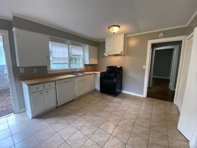 Building Photo - Renovated 3 Bedroom 1 Bath Home for Rent!