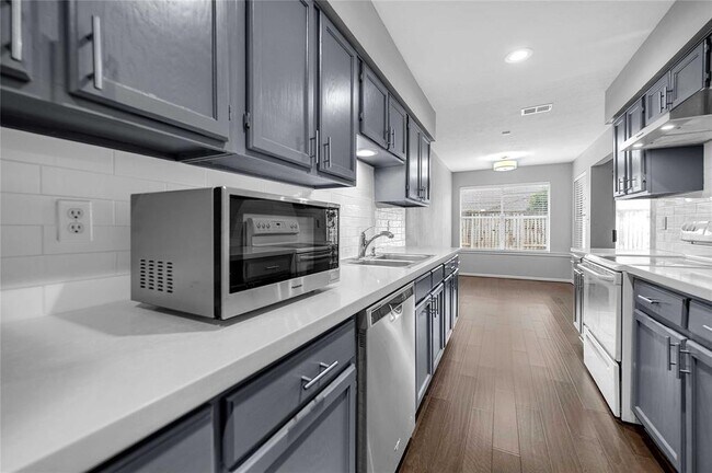 Foto del edificio - 2110 Highland Hills Dr