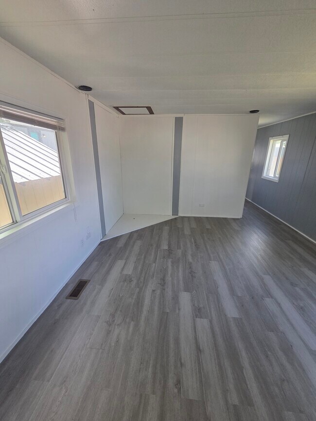 Foto del edificio - 1511 Mydland Rd