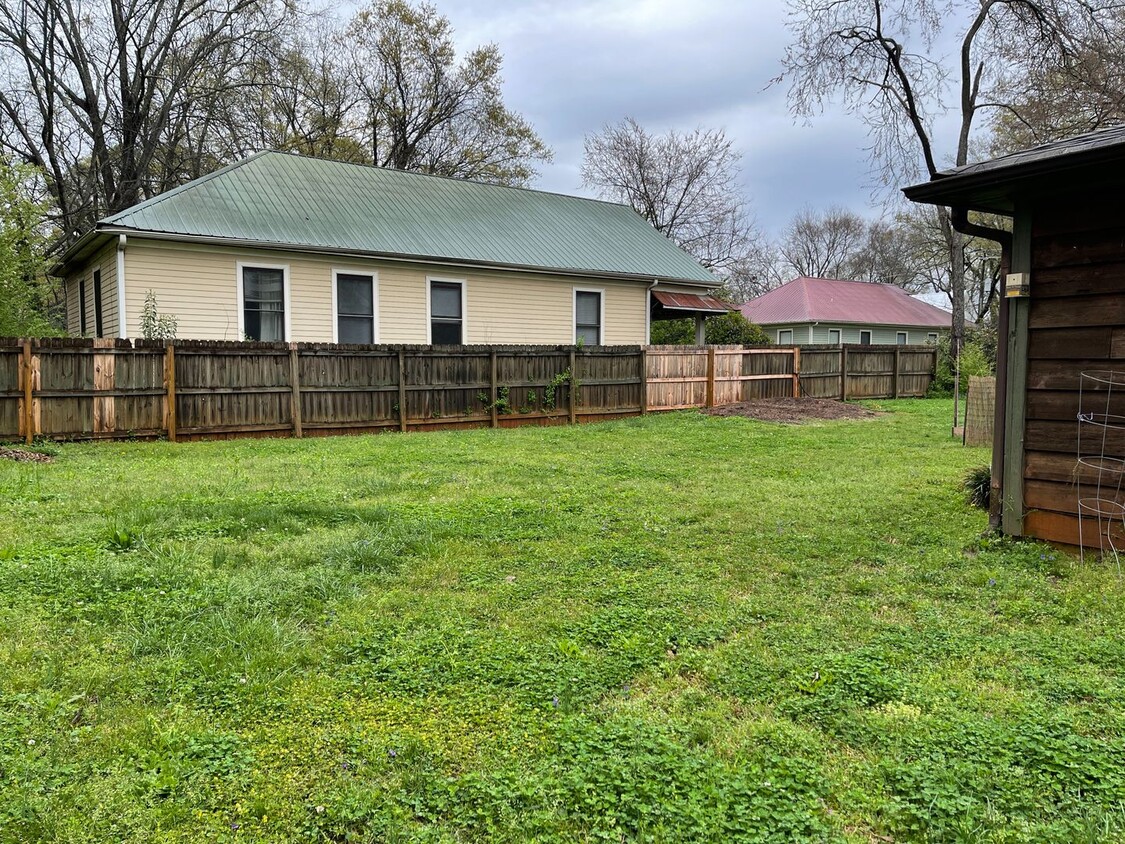 Building Photo - Cozy 2 bed 1 bath duplex!