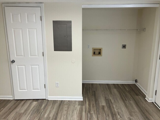 Building Photo - Townhome - 2 Bedroom & 1.5 Bath at Troy Cr...