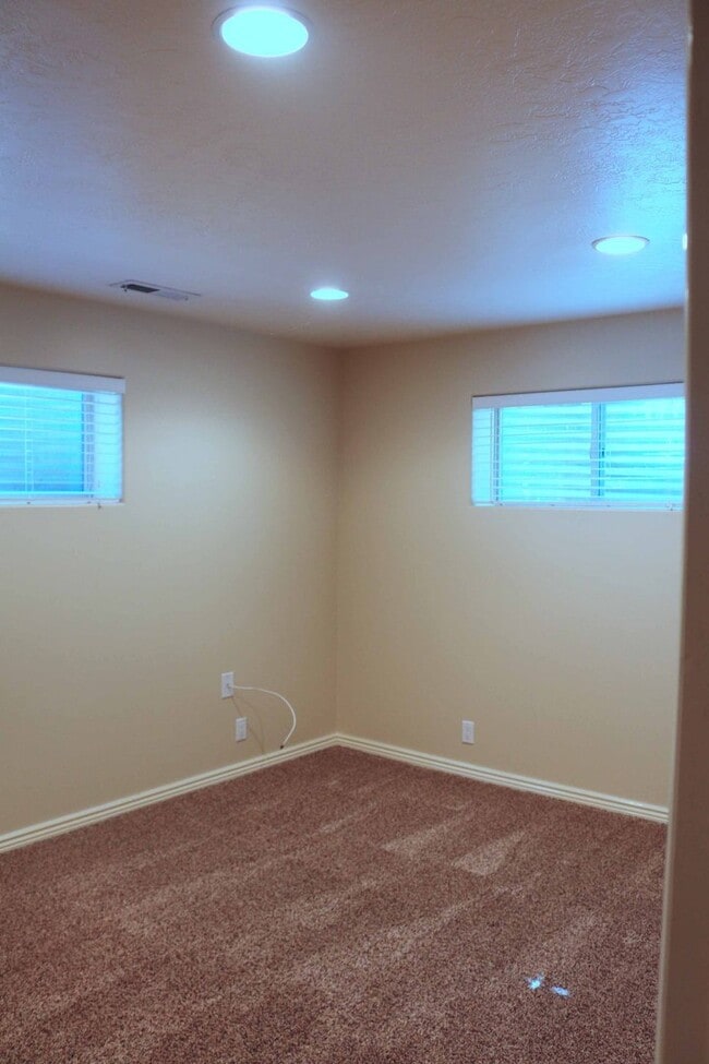 Building Photo - Sandy home for rent(basement only)