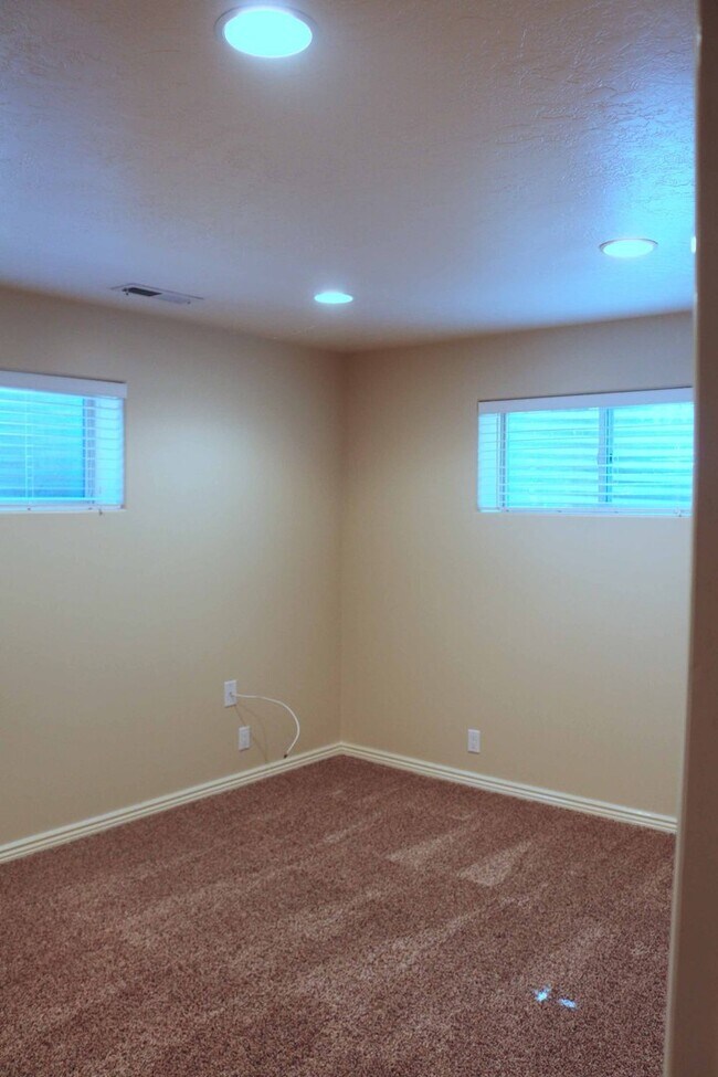 Foto del edificio - Sandy home for rent(basement only)