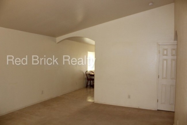 Foto del edificio - Apply Here WWW.RENTREDBRICK.COM