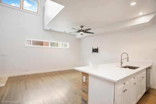 Building Photo - 2039 N Wolcott Ave