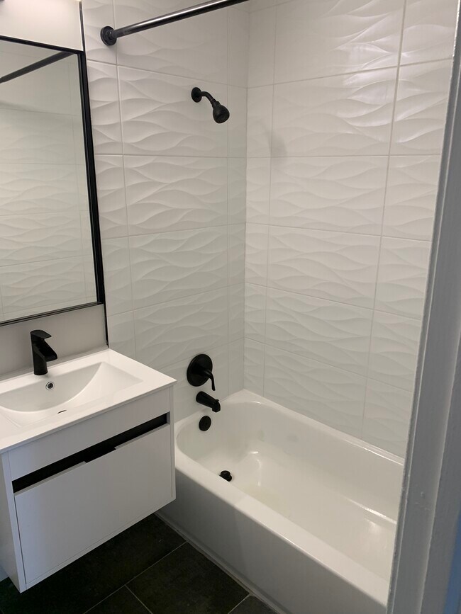 35 Deerfield Ct Unit 30B, East Hartford, CT 06108 Apartments in East