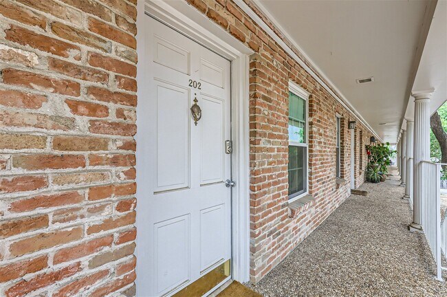 Building Photo - 1240 Barton Hills Dr