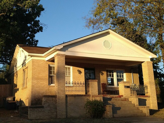 Building Photo - 834 Malvern Ave