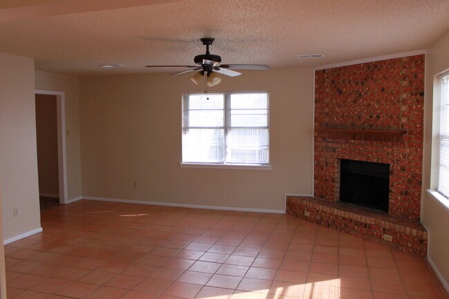 Building Photo - Updated 3/2/1 Great location for TTU/LCU/Medical District - Available AUGUST