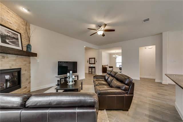 Foto del edificio - 15448 Bluffdale Dr