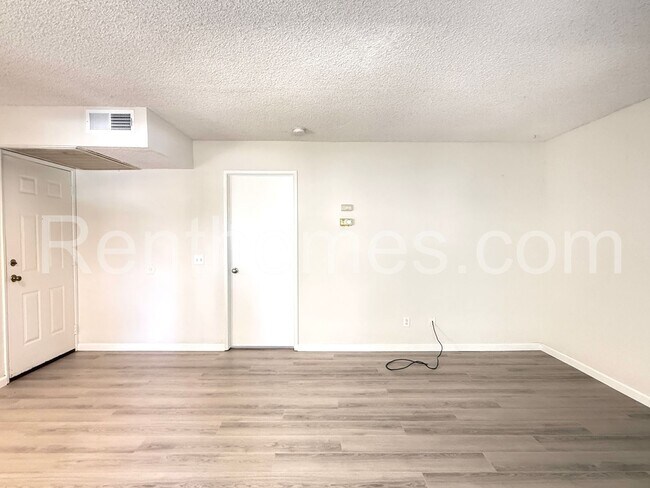 Foto del edificio - 8521-247 Summerdale Road
