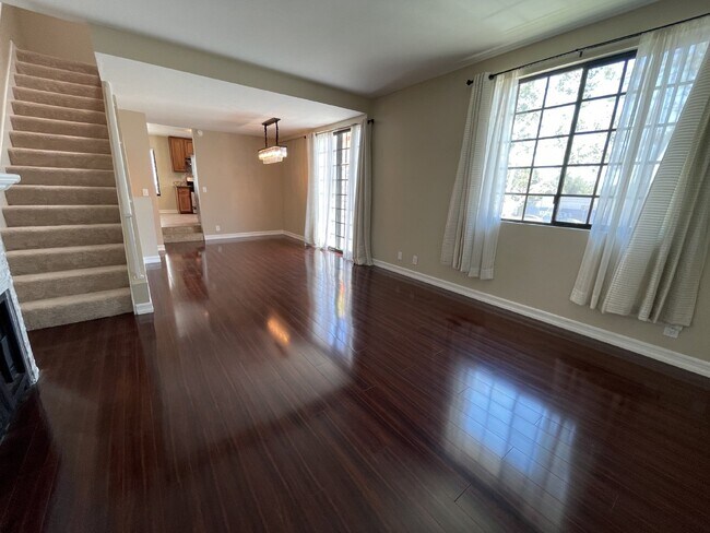 Foto del edificio - 3 + 2.5 Charming Townhome in Desirable Val...