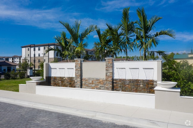 Building Photo - Legacy Naples