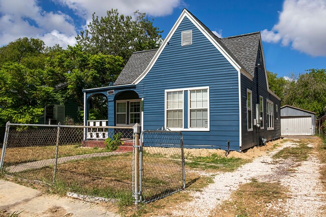 Building Photo - 1329 5th St