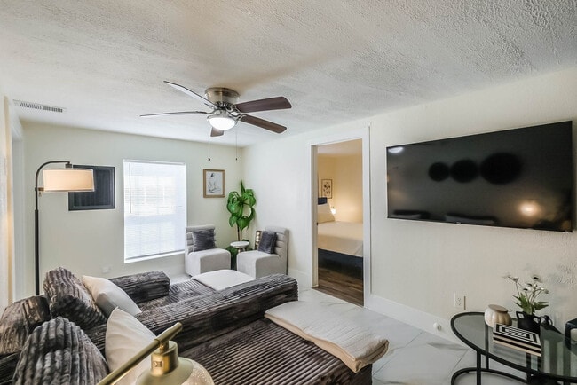 Foto del edificio - 1327 W 21st St