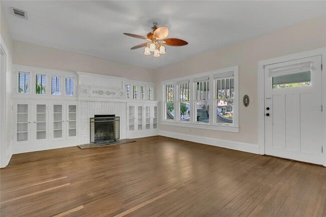 Building Photo - 1204 S Oak Ave