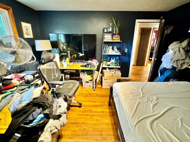 Building Photo - Charming 3 Bedroom
